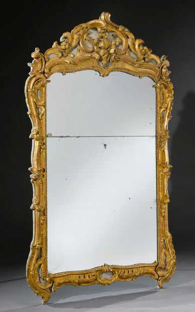 null Grand miroir en deux parties dans un encadrement en bois doré et sculpté partiellement...