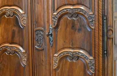 null Grande armoire en noyer mouluré ; elle ouvre à deux portes à trois panneaux...