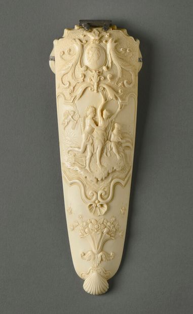 null ** Importante râpe à tabac en ivoire sculpté au centre d'Apollon poursuivant...