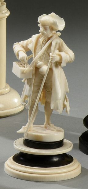 null ** DIEPPE

Colporteur en costume du XVIIIe siècle en ivoire, sa caisse en bandoulière...