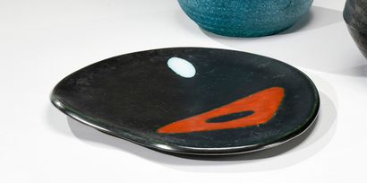 null Peter ORLANDO (1921-2009)

Plat de forme libre en céramique émaillée noir mat...