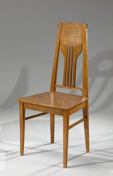 null Louis SPARRE (1863-1964) (Attribué à)

Chaise en chêne blond.

Le dossier en...