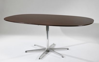 null Arne JACOBSEN (1902-1971)

Table ovale plateau bois teinté, piétement étoile...
