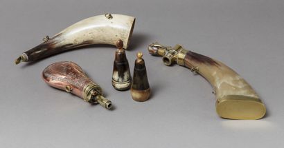 null Set of powder flasks XIXth century:

- One in horn with brass mounting

- One...