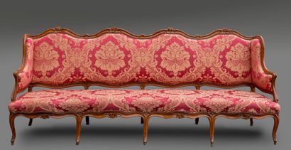 null Beautiful and large sofa with moulded walnut cheeks carved with flowers. The...