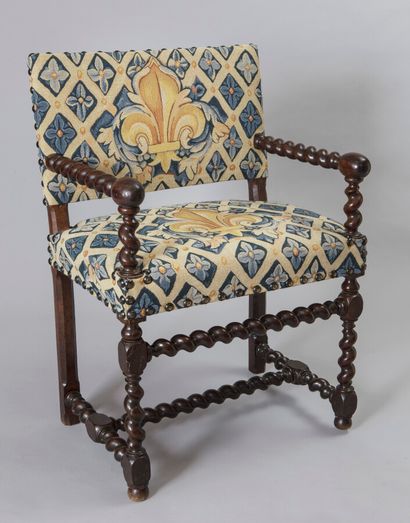 null Twisted walnut arm chair with low back

Legs with braces

17th century period

H:...