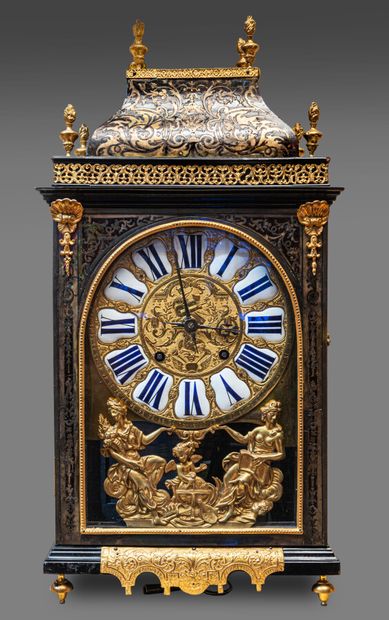 null Religious clock in tortoiseshell veneer and Boulle marquetry in front. The dial...