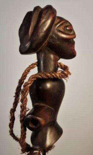 null Chokwe, DR Congo

Hunter's whistle

Wood, hemp

H : 13 cm

Globular flute or...