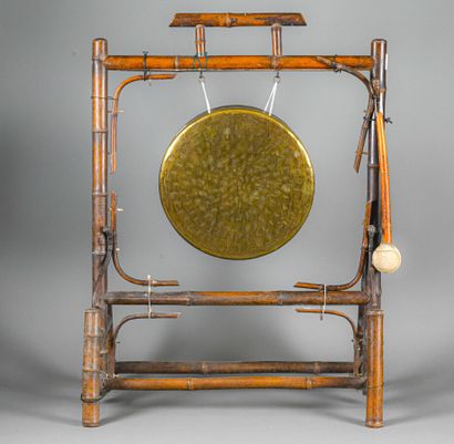 null Indochinese gong, circa 1900, in bamboo and bronze

Height 91 cm

Base to be...