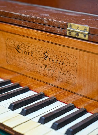 null Pianoforte Erard Frères, à Paris 37 rue du Mail 1802 (sur cartouche calligraphié...