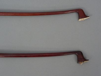 Set of two violin bows : 
- one signed Pikadoulak...