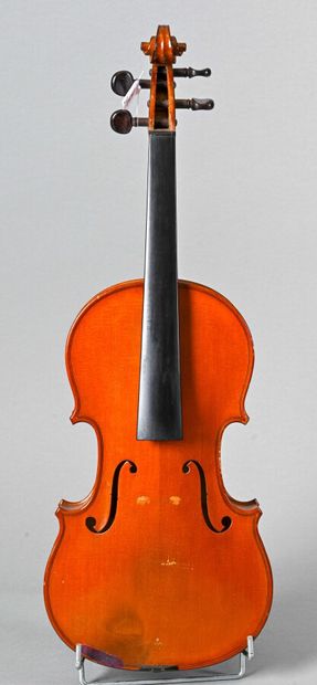 null Violon portant l'étiquettte et la marque au fer d'Honoré Derazey à Mirecourt,...