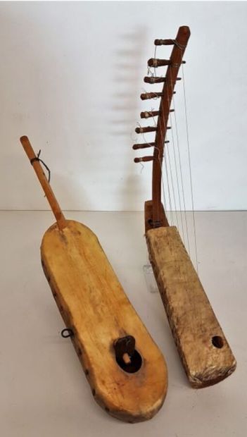 null Lot of two African instruments :

- Lute Xalam molo (Niger)

L : 70 cm

- Harp...