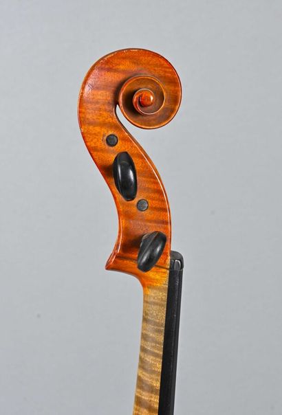 null German viola with label of Heinrich Holfte, year 1897. Two-piece back 395 mm

Missing...