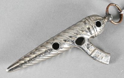 null Ocarina in chromium-plated regula, made around 1900. Length 13,5 cm

In playable...
