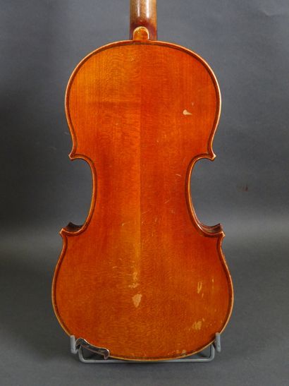  Lot de trois violons comprenant : 
- un violon français anonyme modèle médio fino...