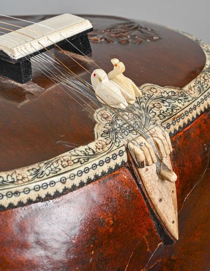 null Indian sitar, 1920/1950 period. Length 121 cm

Calabashes repaired in the past....