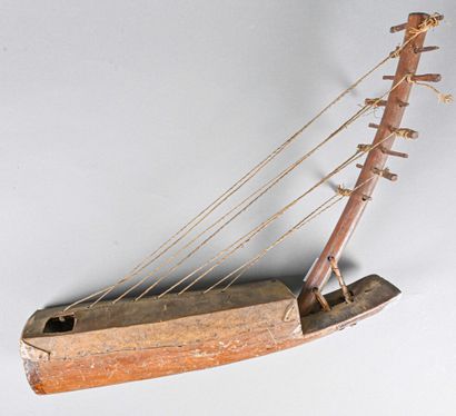 null Gabonese Fang harp in skin and wood. Width 65 cm