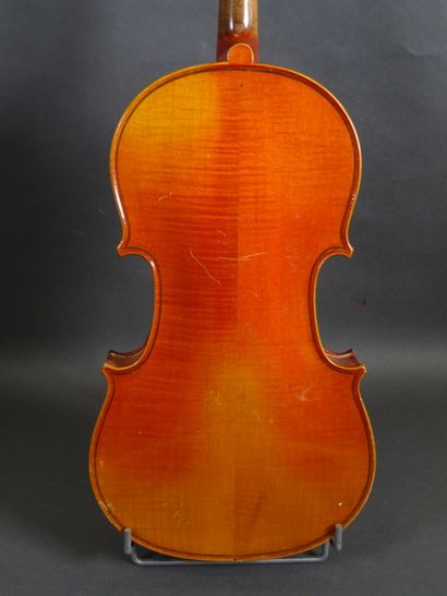  Lot de trois violons comprenant : 
- un violon français anonyme modèle médio fino...