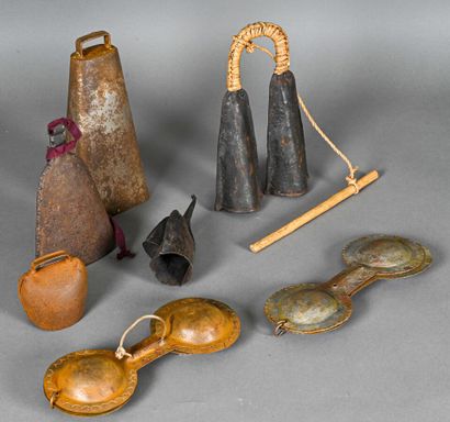 null Africa. Lot of bells and bell-ringers :

- double bell "gankogui" Benin, 19...