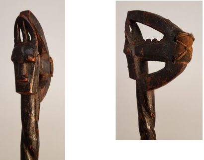 null Baule, Ivory Coast

Lawlé" gong hammer

Wood, fabric, iron

L : 29 cm

Shiny...