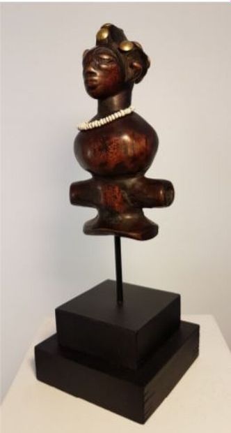 null Chokwe, DR Congo

Hunter's whistle

Wood, brass nails, beads

H : 12,5 cm

Globular...