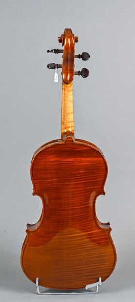 null Contemporary 3/4 violin. One piece flamed maple back 380 mm. In playable condition

With...