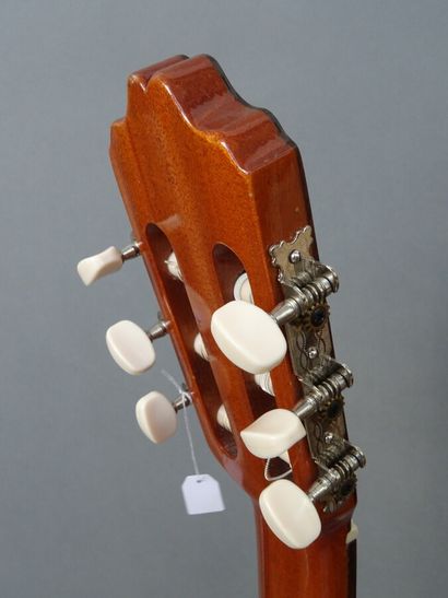 null Classical guitar CUENCA model 40 year 1983

Small crack at the bottom, wear...