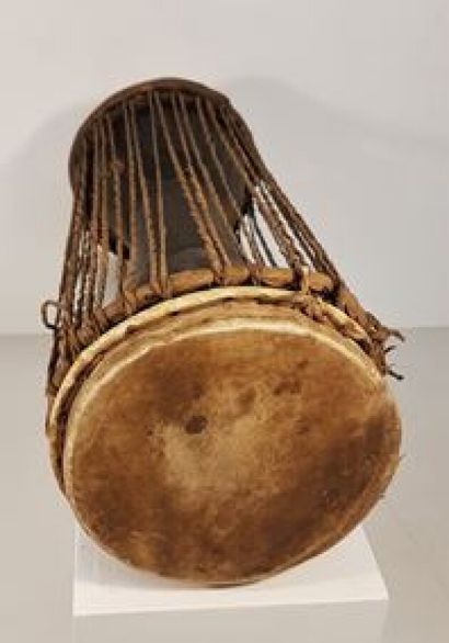 null Ewe, Togo

Tama" armpit drum

Hard wood, animal skin, leather

H : 42 cm

with...