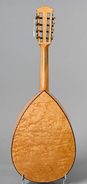 null Mandoline française faite vers 1920, fond en loupe d'érable

A restaurer, traces...