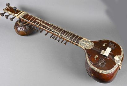 null Indian sitar, 1920/1950 period. Length 121 cm

Calabashes repaired in the past....