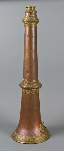 null Tibetan horn in copper and brass, dismountable in three parts, chased rings....