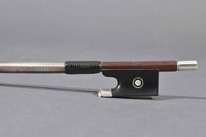 null German school violin bow mounted in silver

Weight 52 grs without wick. Good...