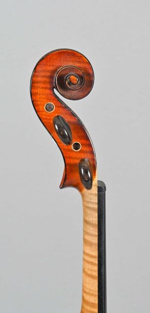  Beautiful violin made in Mirecourt around 1900, with a small label mentioning "Copie...