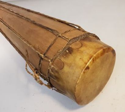 null Lélé Kuba, RD du Congo

Tambour

Bois de fromager, peau animale

L : 98 cm

Long...