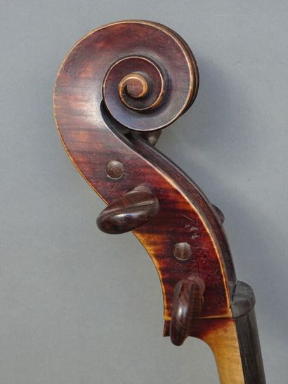  Violoncelle fait par Pierre Silvestre à Lyon en 1835 dont il porte l'étiquette....