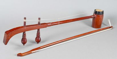 null Traditional China or Cambodia Le Nhi mahogany violin with bow

20th century

71...