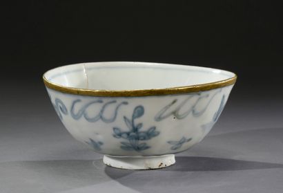 null CHINE du Sud - Période de la dynastie YUAN (1271-1368)

Rare bol en porcelaine...