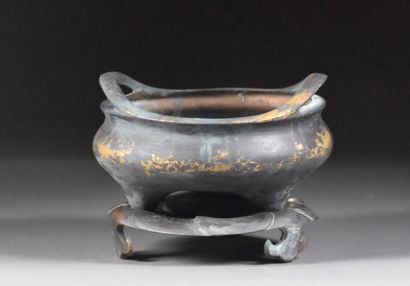 null CHINA - Mid 19th century

Tripod incense burner in bronze with a brown patina...