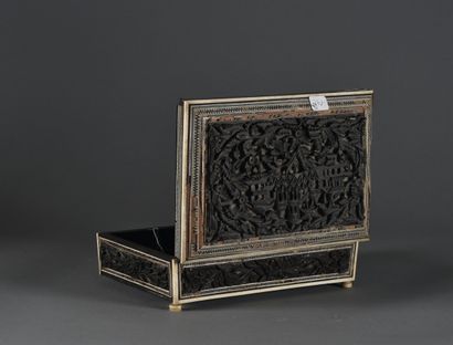 null Carved wooden box, decorated with an architectural view

Middle Eastern work

H....