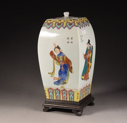 null CHINE - Vers 1900

Pot couvert carré en porcelaine, à décor polychrome de personnages...