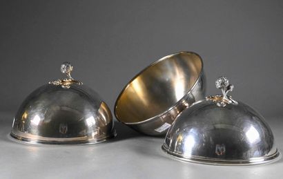 null Three silver plated serving cloches, the artichoke knob grip

H. 20 cm approximately...