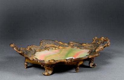 null Coupe en bronze doré et plateau d'onyx

Fin du XIXème siècle

L. 46 cm - P....