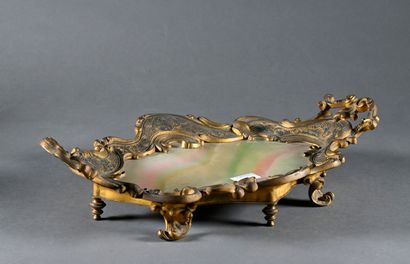 null Coupe en bronze doré et plateau d'onyx

Fin du XIXème siècle

L. 46 cm - P....