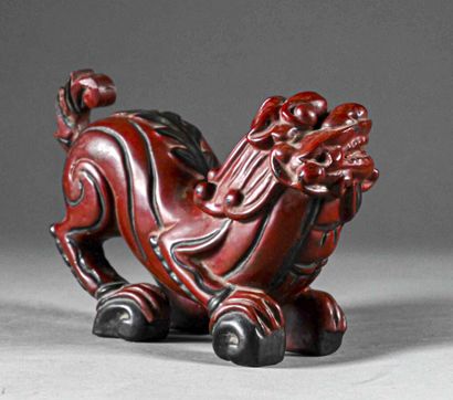 null CHINE - Début du XXe siècle

Chien de Fô en bois laqué rouge

H. 13 cm - L....