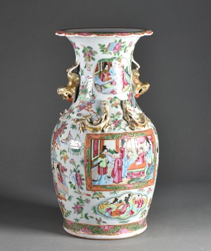 null CHINE, Canton - XIXe siècle

Vase balustre en porcelaine à décor de fleurs et...