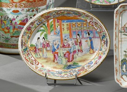 null CHINA, Canton 19th century

An orange peel porcelain oval bowl with polychrome...