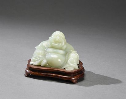 null CHINE - Début du XXe siècle

Hotei assis en jadéite sculptée, sur un socle en...