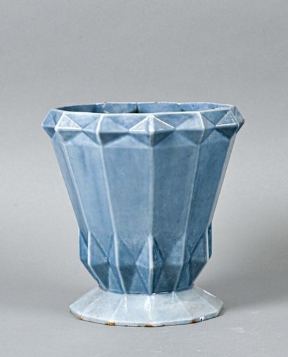 null Travail ART DECO

Vase cornet à pans en fonte émaillée bleu 

H. 21,5 cm

Quelques...