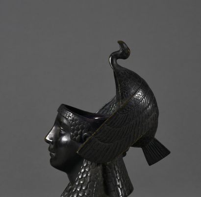 null Encrier en bronze patiné noir dans le goût orientalisant, à figure d'une égyptienne...